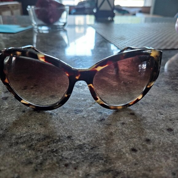 Imperfect Lilly Pulitzer Sunglasses and Case - Picture 1 of 4